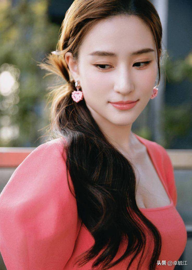 何超莲低胸裙秀出好身材,粉色爱心耳环好可爱_明星_照片_魅力