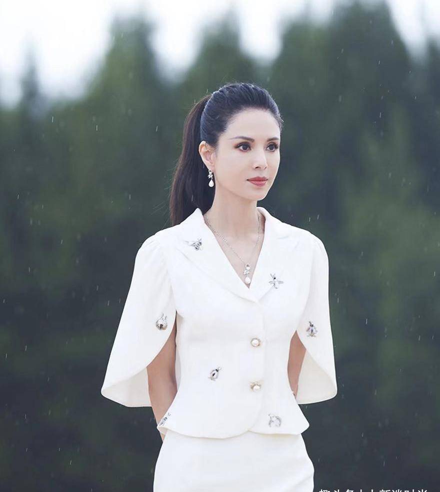 真是服了李若彤,大胆试穿17岁同款校服,54岁活成了少女_连衣裙_感觉