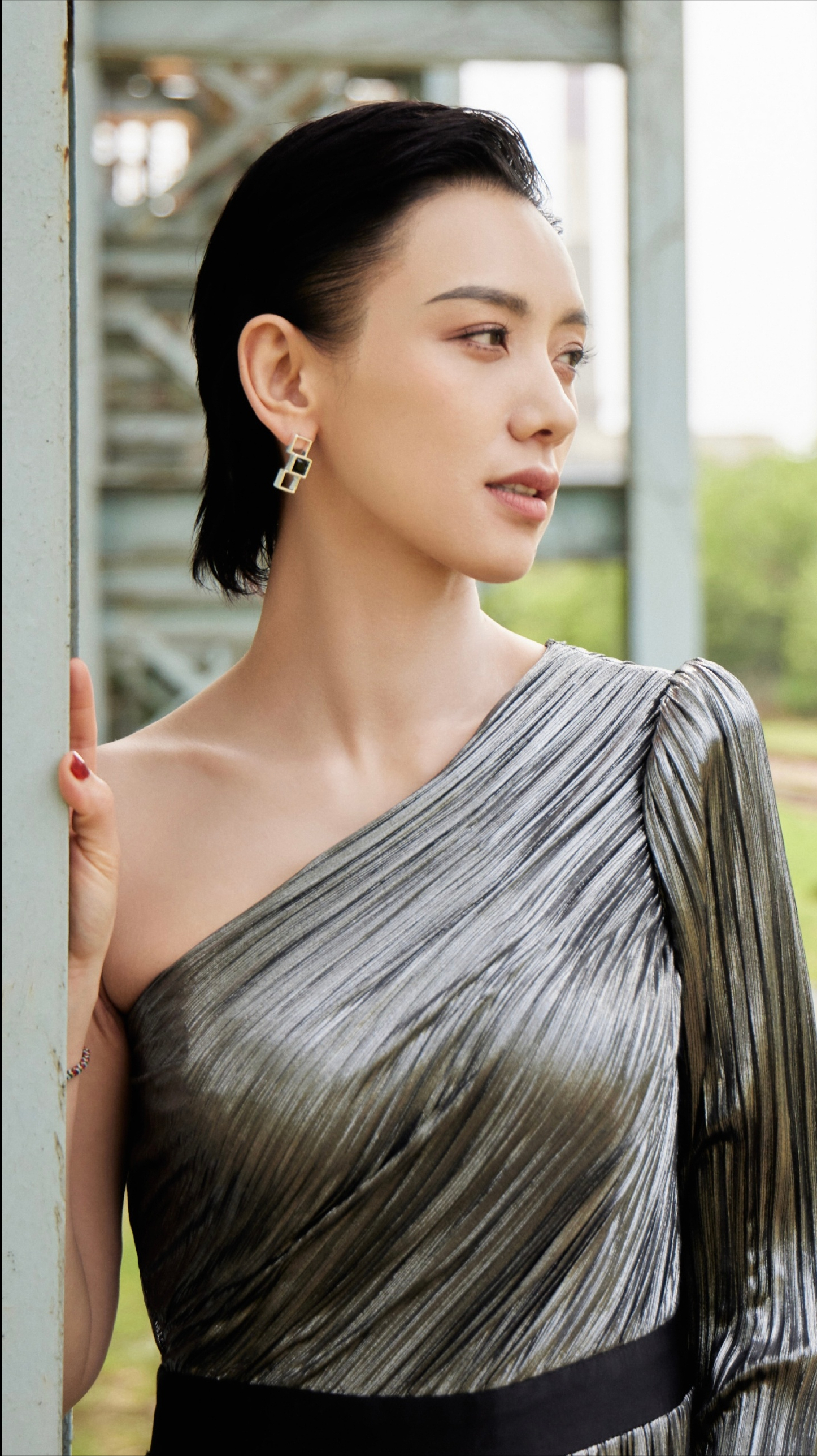 杨幂想转型有两个难题:减少综艺不到处轧戏,管好粉丝别乱冲一气-月光