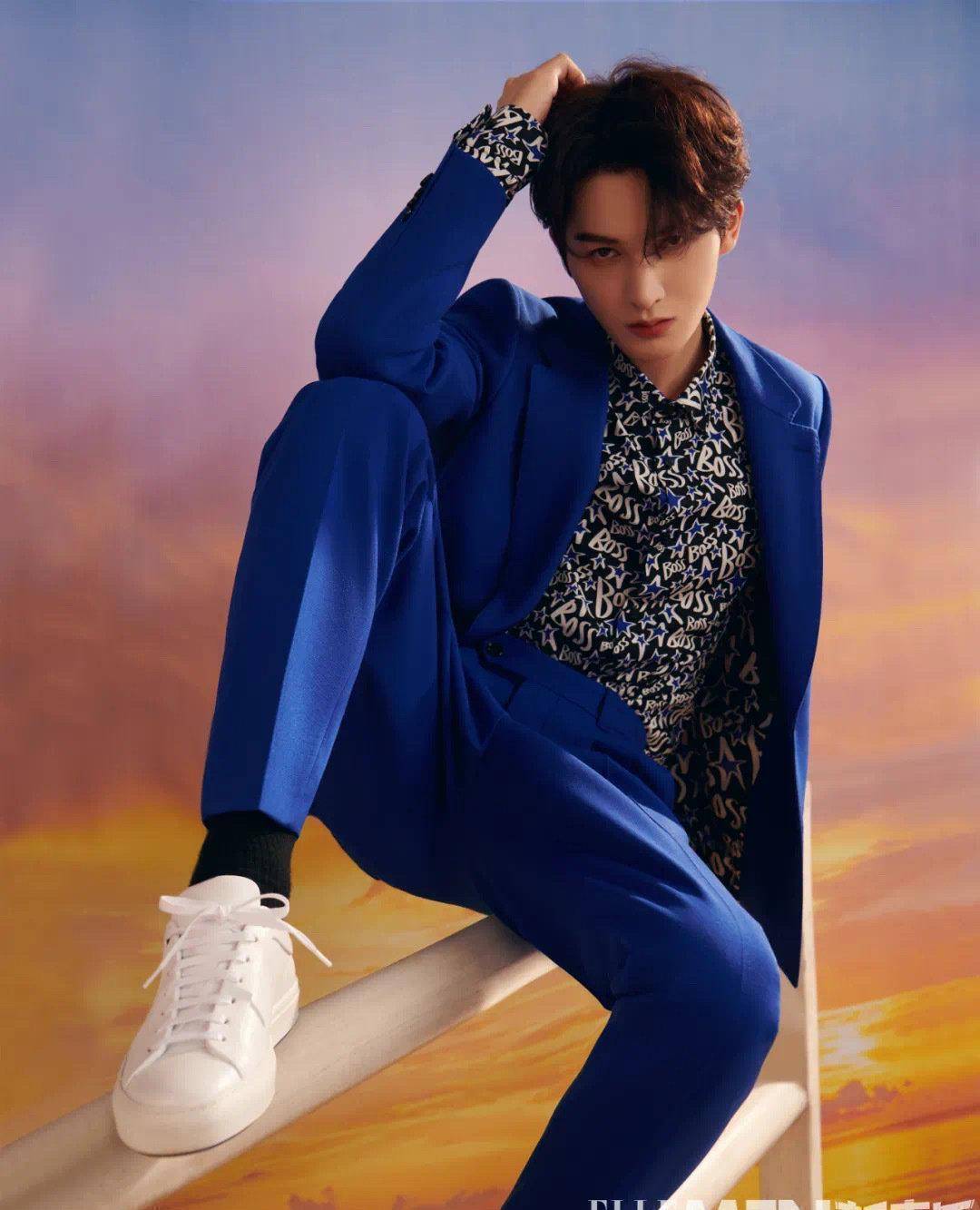 朱正廷杂志春季封面大片,演绎各种时尚造型,尽显阳光与帅气_黑色_白色