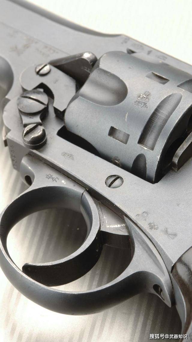 它是真正的转轮手枪 和左轮没有任何关系 是军警专用