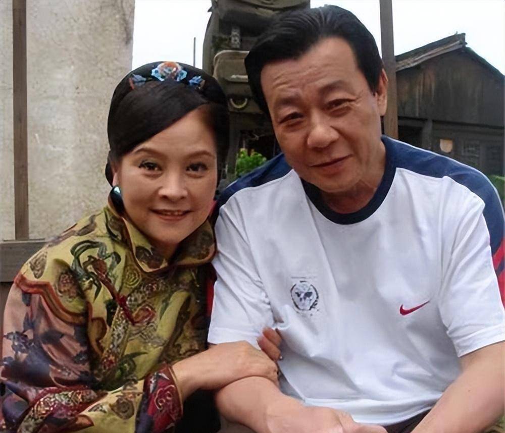 坐拥双妻的演员寇世勋,受访时说:来世不会再娶两个老婆,太累了_崔瑶琪