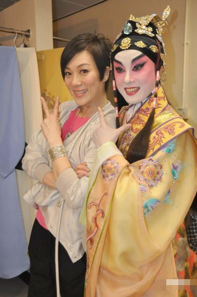 她英俊儒雅女扮男装,是香港10大杰青,女粉众多,56岁未谈过恋爱_盖鸣晖