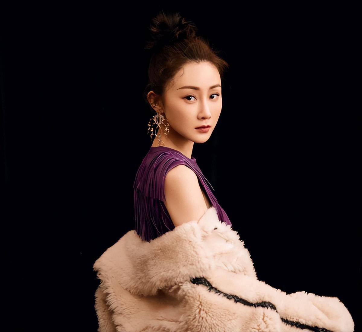 当初她还是小孩,成龙和张艺谋争夺,只为女孩可以出演自己的电影_林鹏