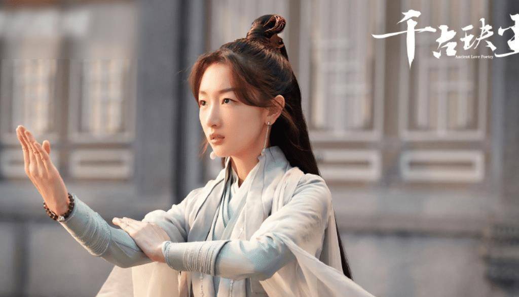 周冬雨古装造型被吐槽,服装廉价无吸睛之处,女配都比她迷人?