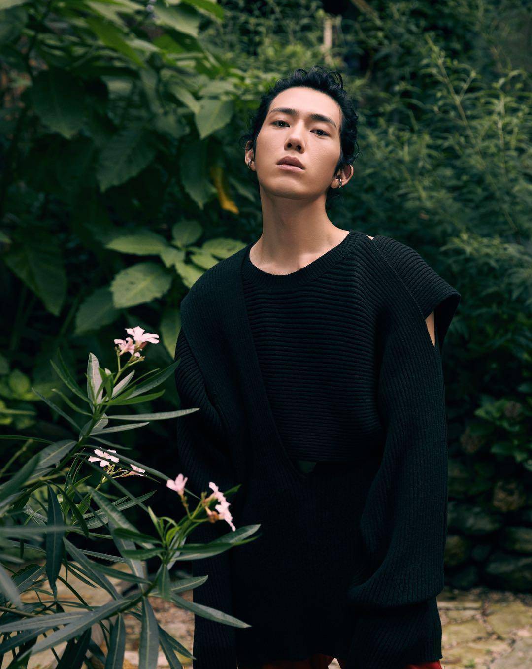 七月初学井柏然穿搭,11月穿出女票喜欢的男神范儿,红 黑倍帅_色调