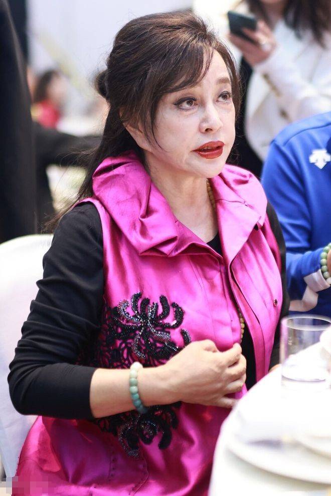 终于见到真实的刘晓庆了,浓妆艳抹难掩断崖式衰老,老奶奶无疑_女人