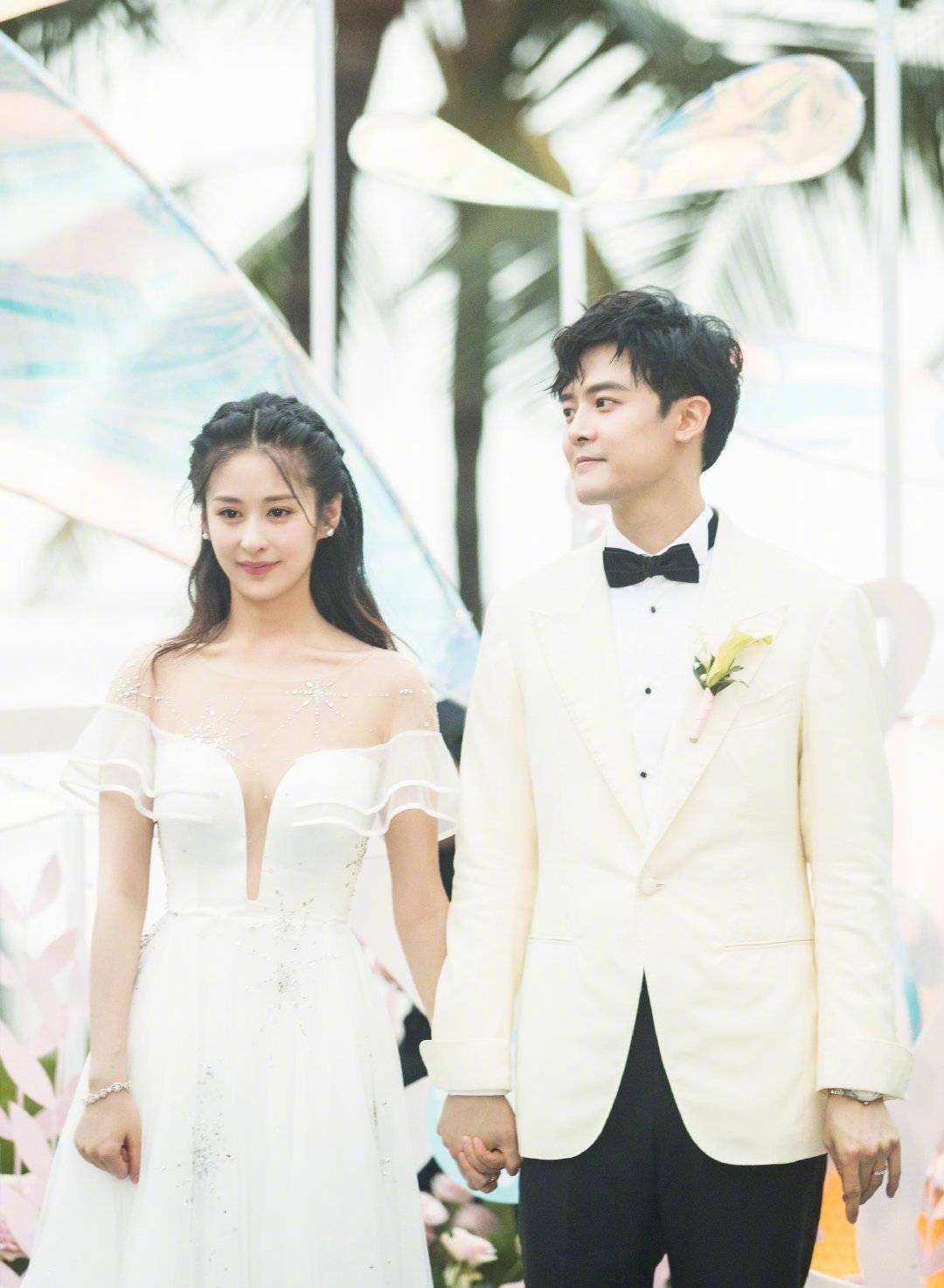 颖儿晒付辛博万元大礼,不料惹网友柠檬精上线:看来包老师录节目的钱到