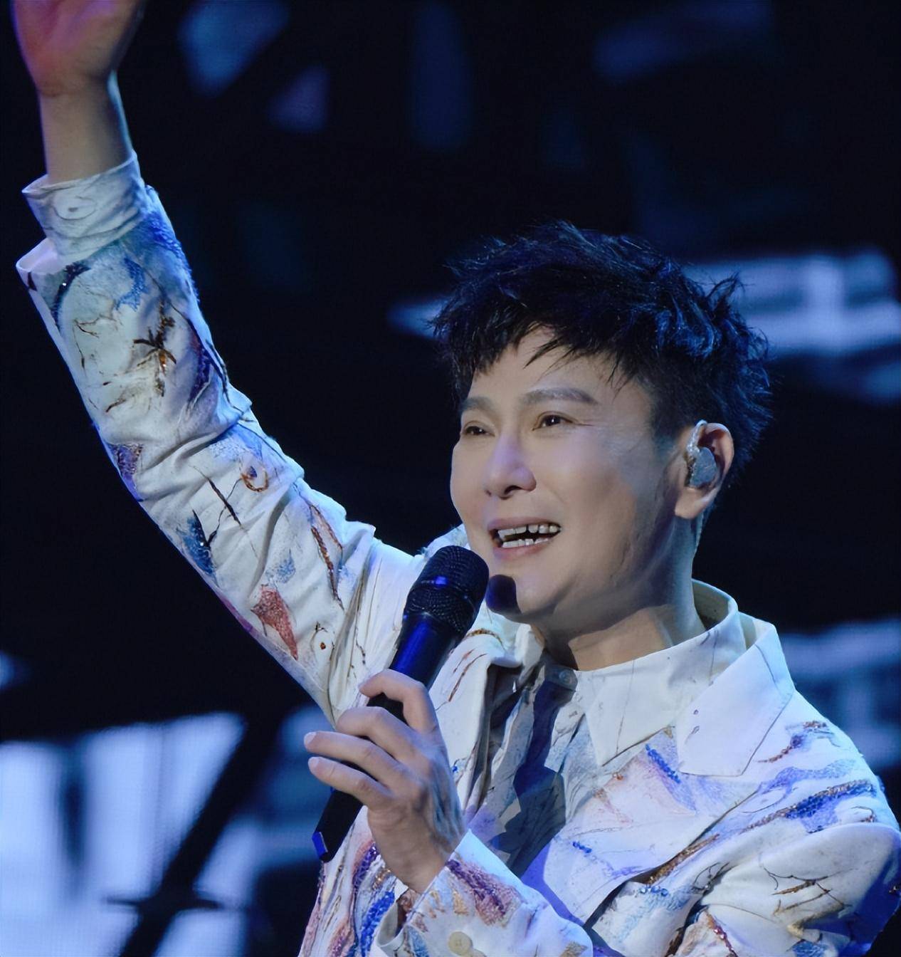 张信哲商演太丢面,与富婆牵手唱歌举止暧昧,出场费竟高达130万_少女