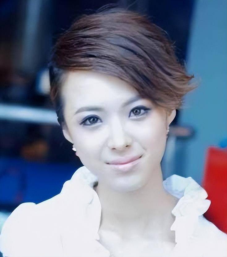 她是电视最美主持,24岁嫁42岁男子,如今对患病男子不离不弃_王萌萌