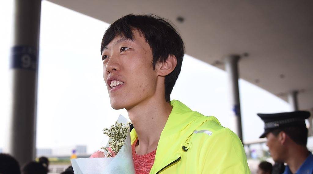 跳高冠军张国伟,退役当"龙吸水"网红,真是"自甘堕落"吗?