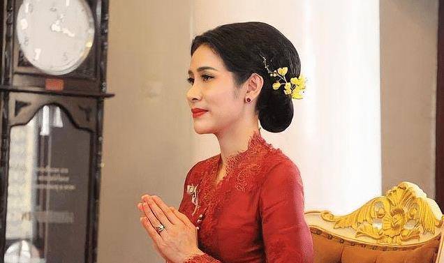 泰国贵妃诗妮娜:靠"丑照"俘虏泰王,玩儿心机想和王后一争高下_苏提达