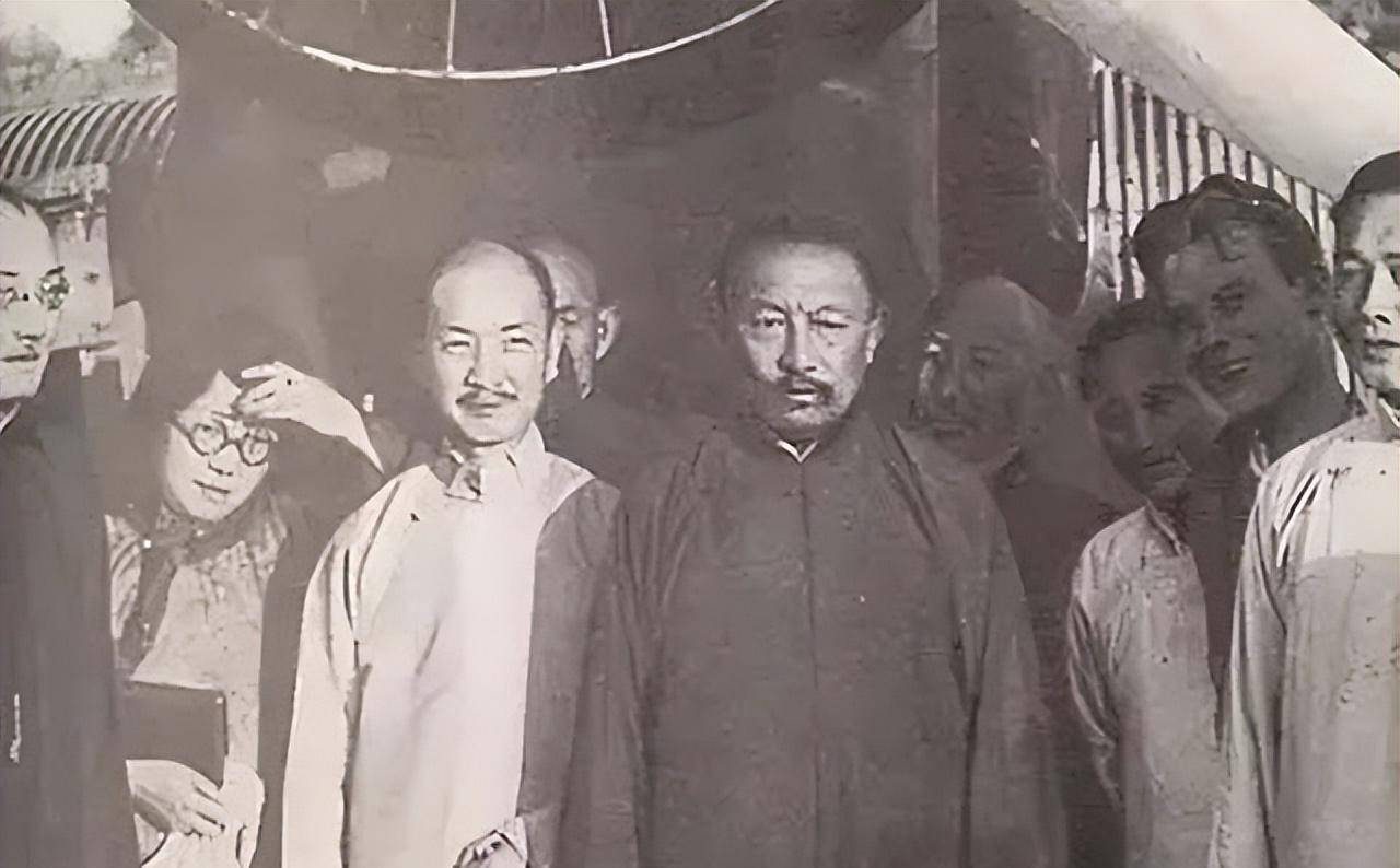 蒋纬国来找戴季陶求证身世,戴拿来镜子站在他身前:你觉得像谁?