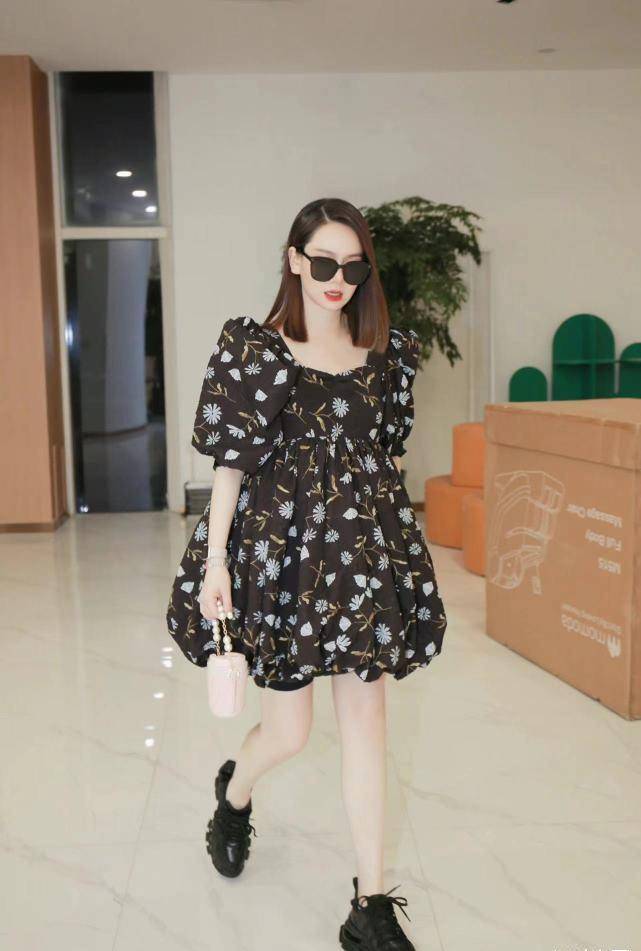 戚薇一身蓬蓬裙穿出少女感,小姐姐的眼光越发好啦_连衣裙_黑色_风格