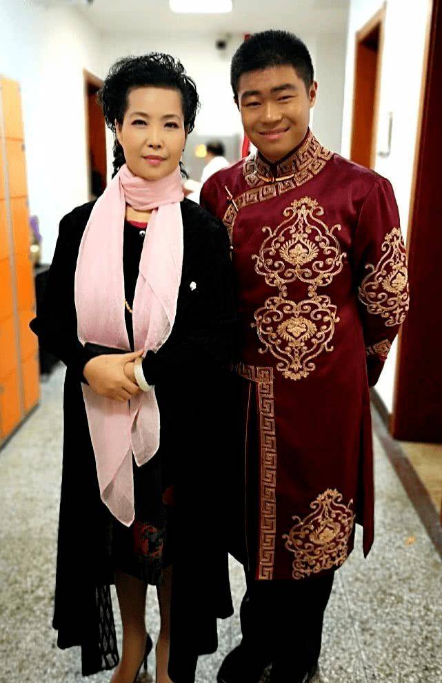 83岁穿花衬衫太潮似小伙,梦鸽发际线后移!