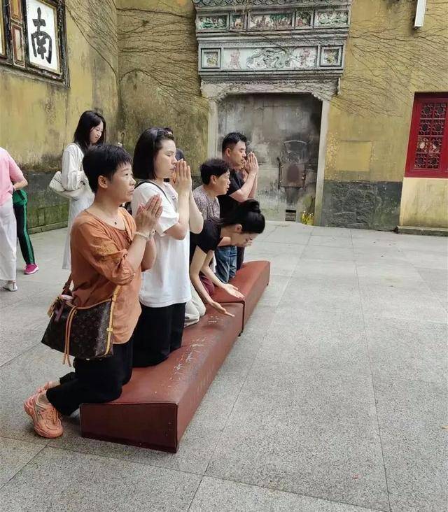 网友偶遇薇娅夫妻法雨寺叩拜,网友:在上进上播之间,选择了上香_生活