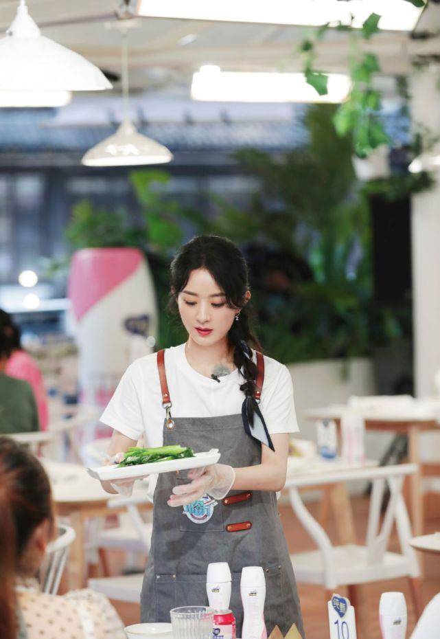 赵丽颖黑红体质难改,继喝水被黑后吃饭又被黑,张亮也忍不住解释_因为