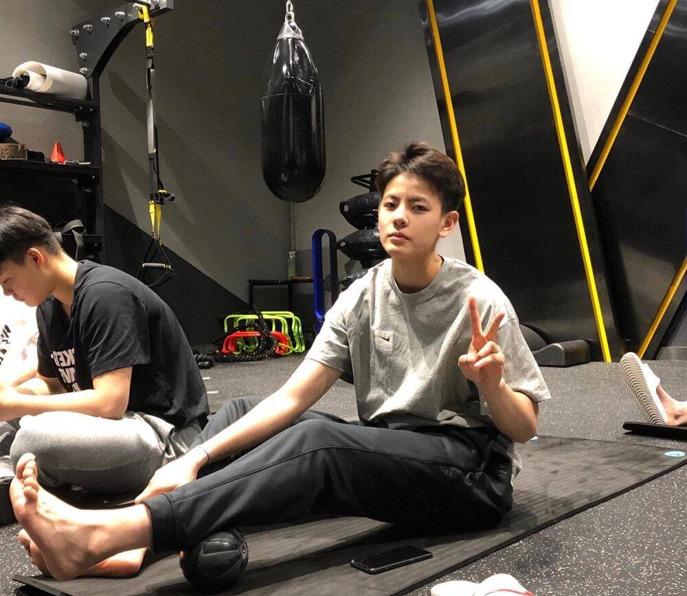 篮球女将杨舒予:19岁征战东京,因帅火爆全网,被赞"人间扳手"_比赛