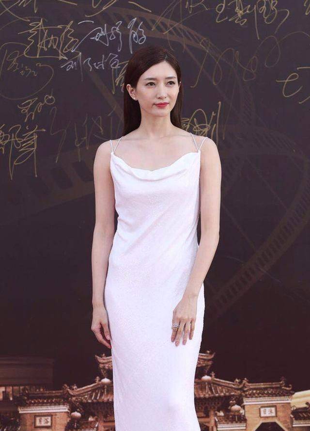 江疏影穿露脐装配短裤跳舞,腿是修长笔直,但露肚居然找不到腰!