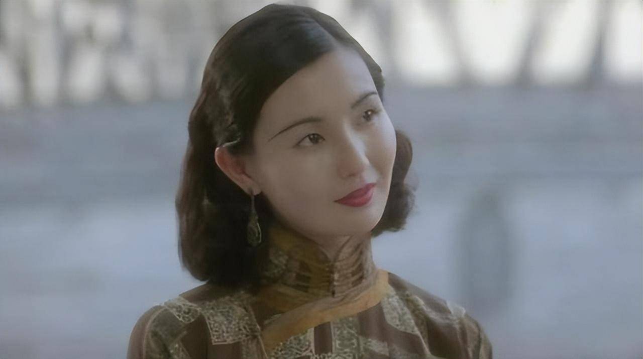 事实证明,独居贫民区,不婚无子的张曼玉,已经走上了另一条大路_演技