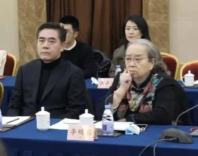 李明啟白髮蒼蒼參加會議,83歲這狀態還很好,而且素顏!