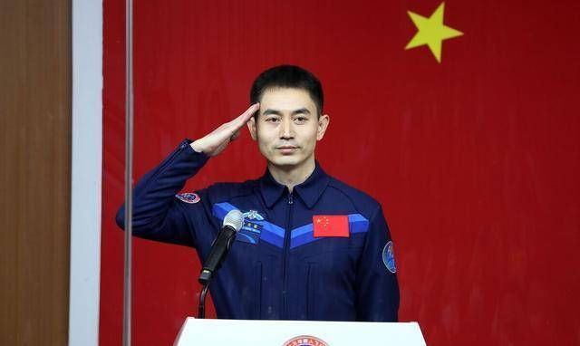 我军航天员翟志刚,与战友返航后,享受一个特殊待遇,家人迎接_王亚平