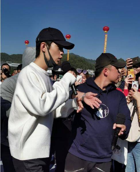 今天又网友曝光了肖战现身央视"心连心"艺术团福建古田会议会址录制