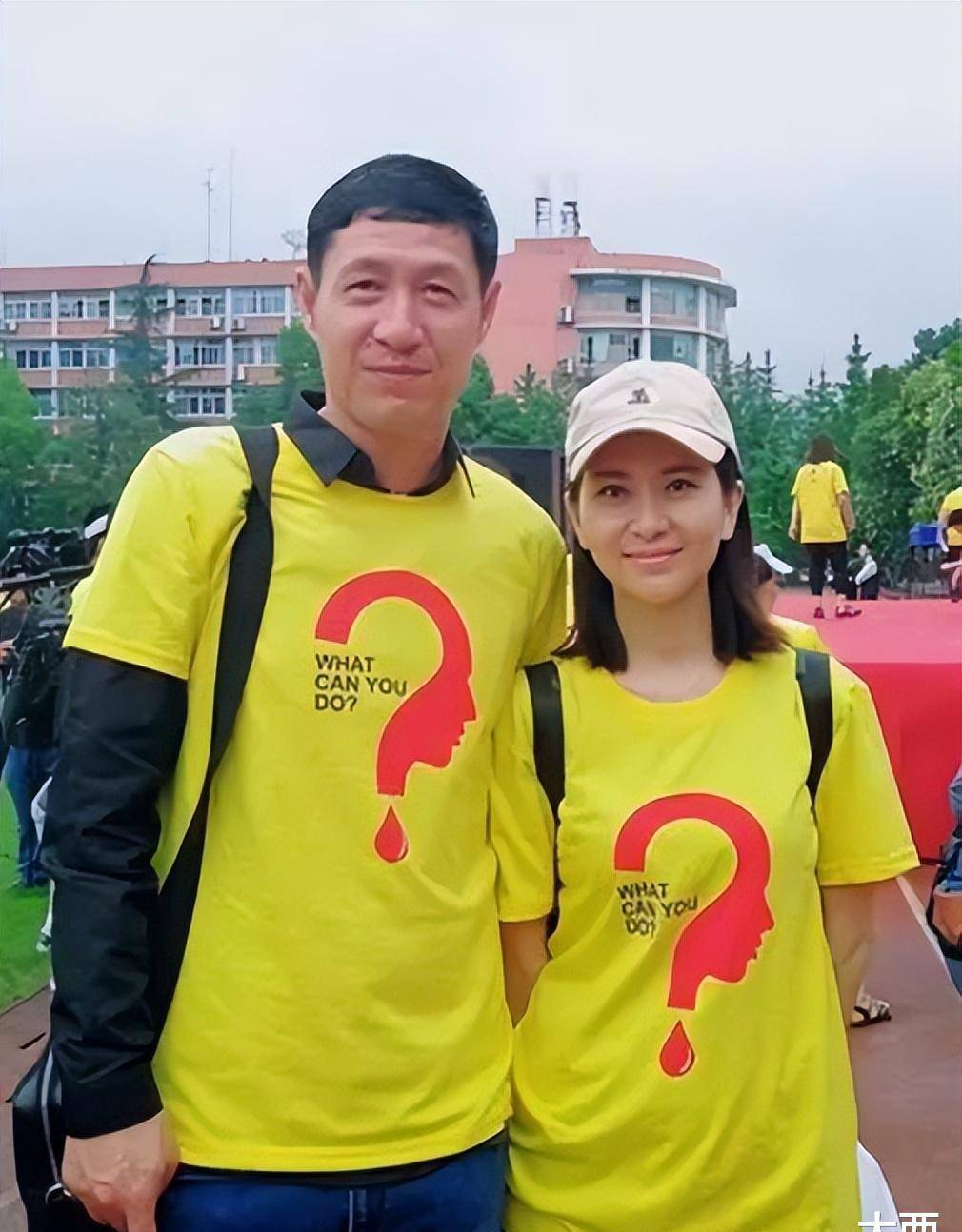 名宿与国足黎兵:先娶空姐后娶歌星,54岁成教练,老婆美如少女_事业有成