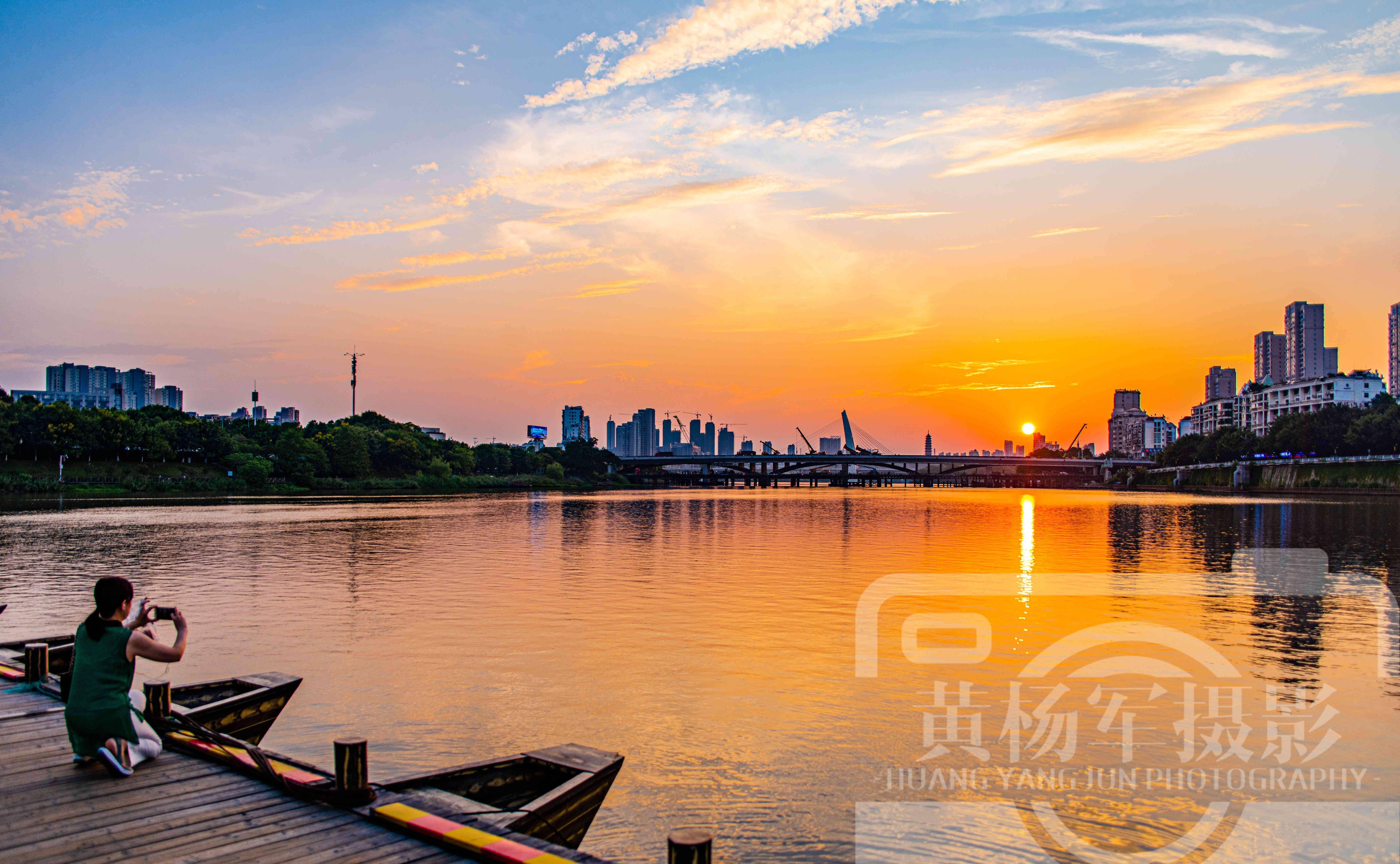 千里赣江的源头,夕阳下的城市风光令人醉_生活_赣州_浮桥