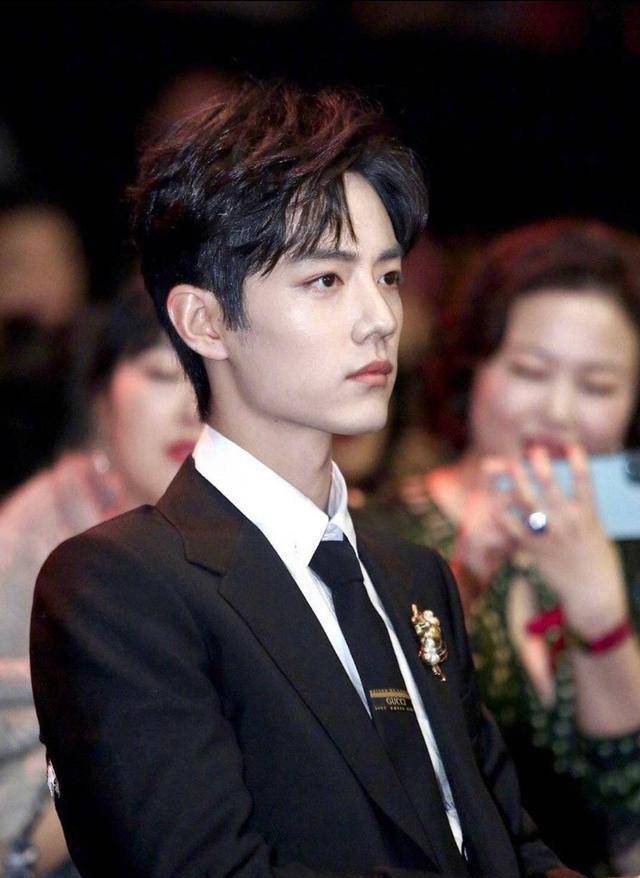 肖战黄景瑜王牌杀青同框,连说带笑气氛好,精干短发状态佳_角色_帅哥