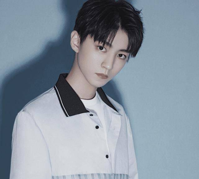 王俊凯的"抽烟照"火了,镜头拉近放大后,小螃蟹们:你尽情的抽