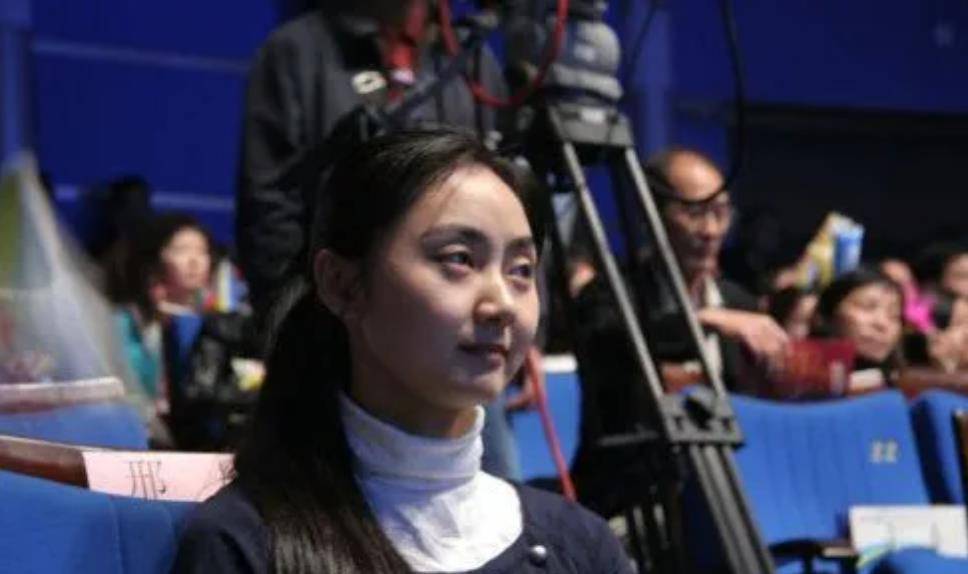 2011年,邢丹乘车返回深圳,车行在路上不断颠簸,几颗石头却朝着车窗甩