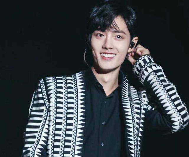 肖战还未收工,私生已包围酒店大堂,心疼战战三秒钟_哥哥_魏无羡_行程