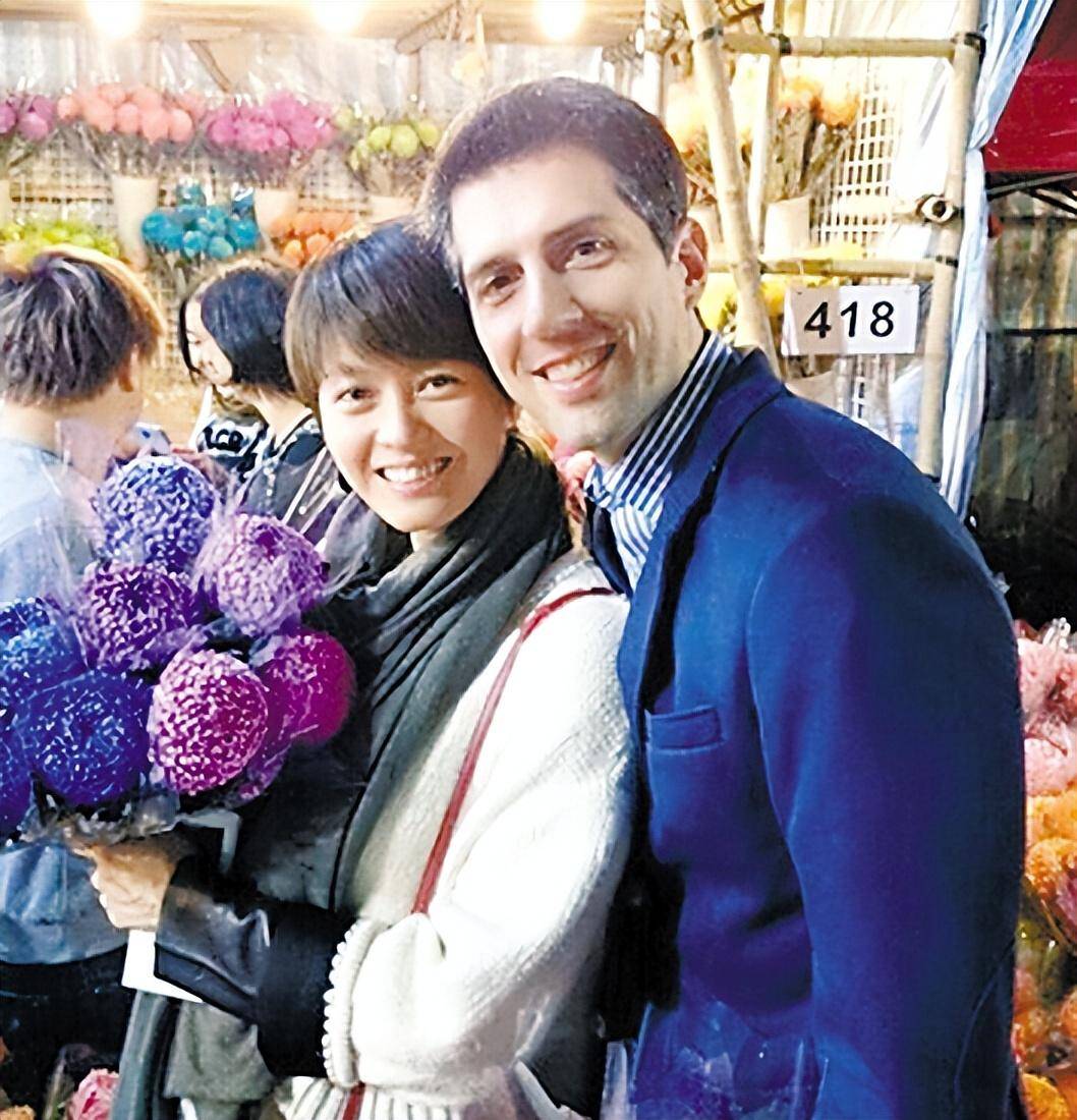 昔日恋情引轰动,嫁外国老公生活多面开花_梁咏琪_sergio_事业