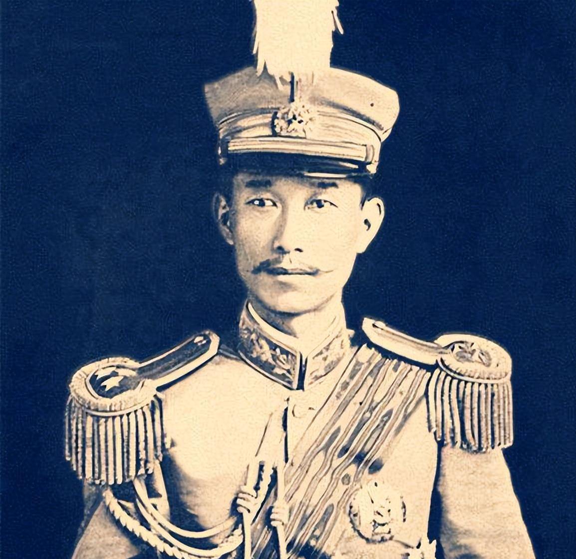 袁世凯对蔡锷手里的兵又眼馋又忌惮,便将蔡锷请来北京,封他做了一个有