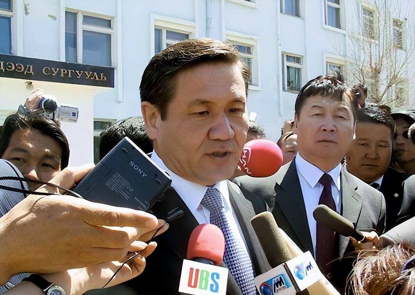 2014年,那个亲美的蒙古国前总统,突然跑路韩国_恩赫巴亚尔_经济_文学
