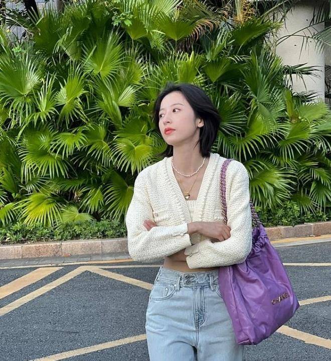 "漂流瓶"紧身牛仔裤搭配短上衣,周雨彤还原少妇魅力!_时尚_服装_女孩