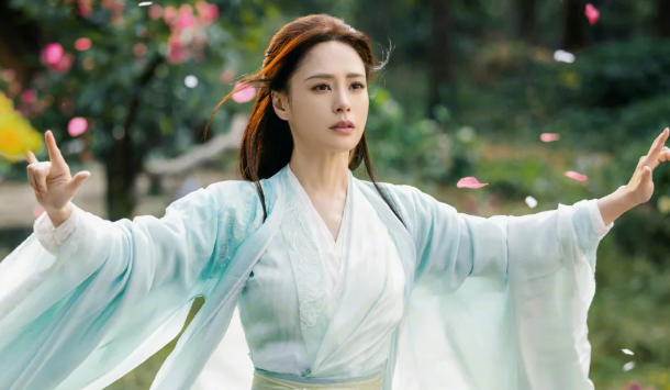 复出以后颜值不输小花,少女感满满_星河_角色_一身