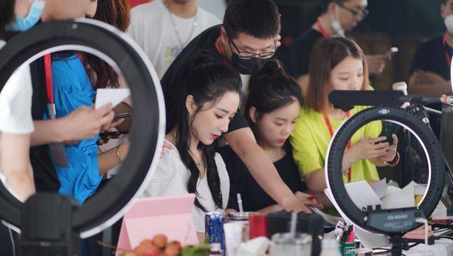 带货女王薇娅:18岁便日入千元,夫妻携手转型,双十一赚7亿_直播_董海峰