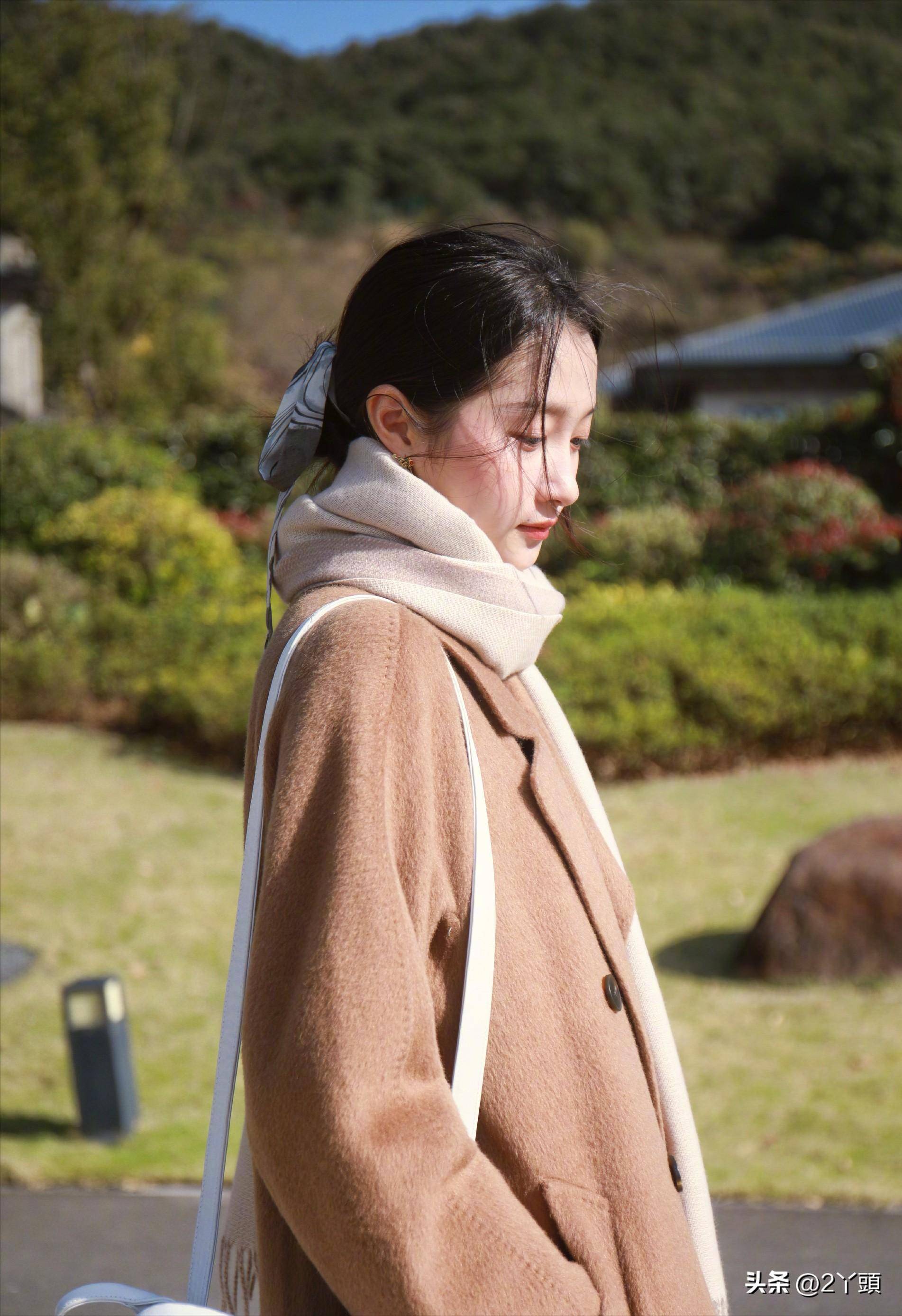 关晓彤海边风大片曝光,低挽长发搭配卡其色大衣,围巾增添时尚感
