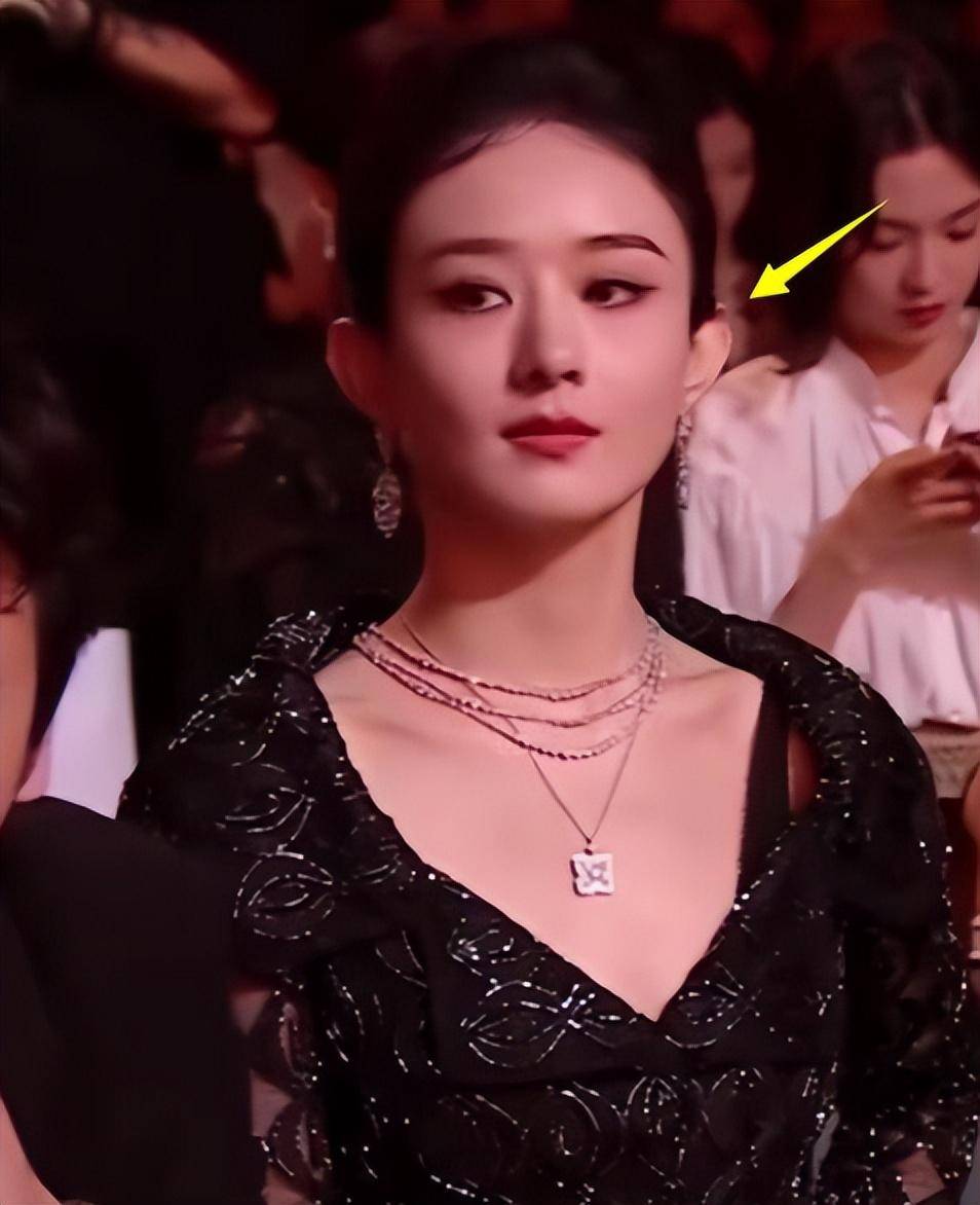 沙小荔无视,被"骗"合影面露难色,不懂社交的赵丽颖,再被孤立