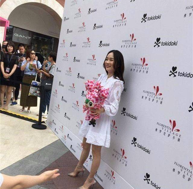 偶遇霍思燕一家看画展,穿吊带上衣赘肉泛滥,居然踩一双人字拖!