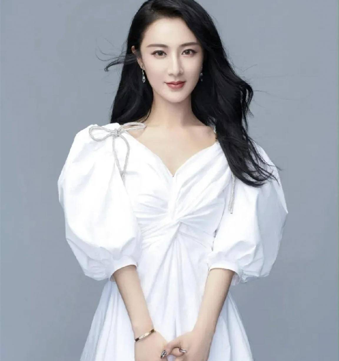 根据公开消息,薇娅所在的公司竞得了杭州滨江一块较贵的土地,这一消息