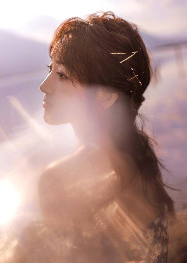 48岁杨钰莹晒美照,红唇浅笑宛若少女,网友称再不老我们就老了!