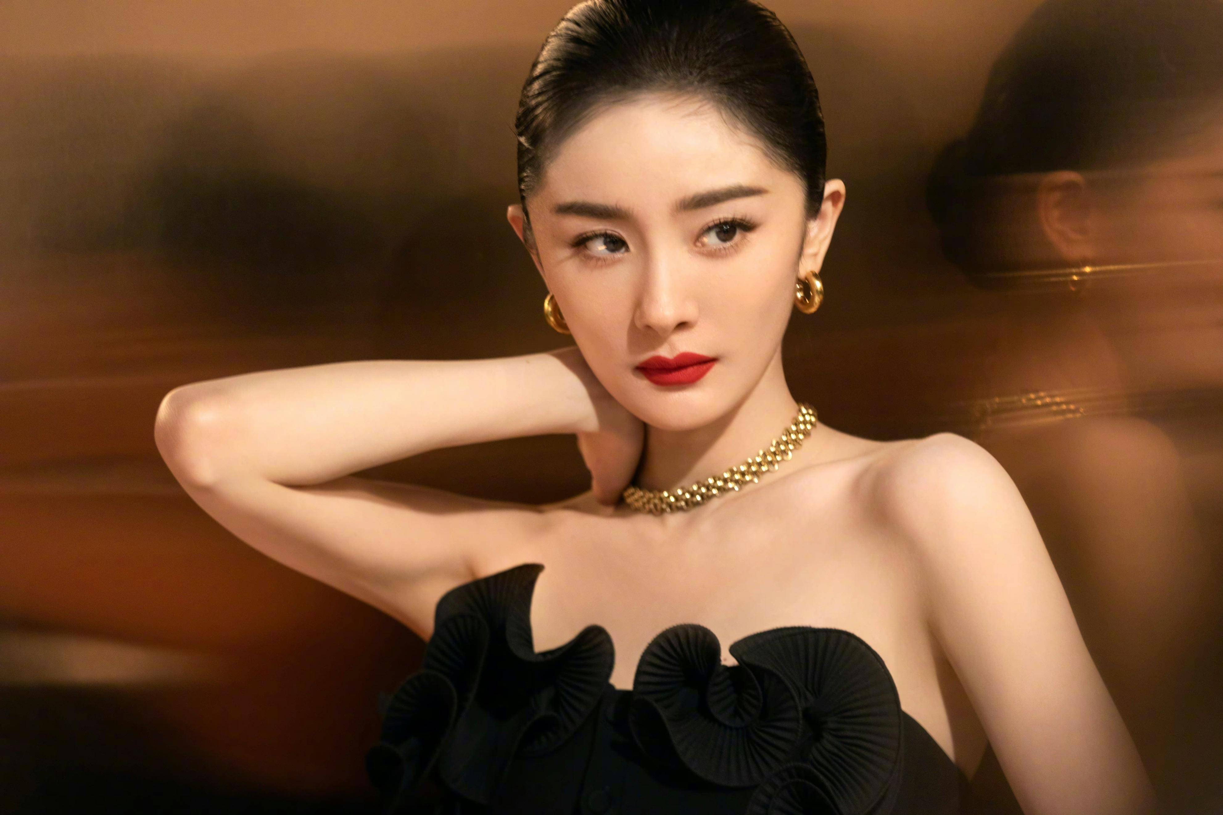 谢依霖3年没工作,发文感谢杨幂帮忙介绍,她长红多年不无道理_袁姗姗