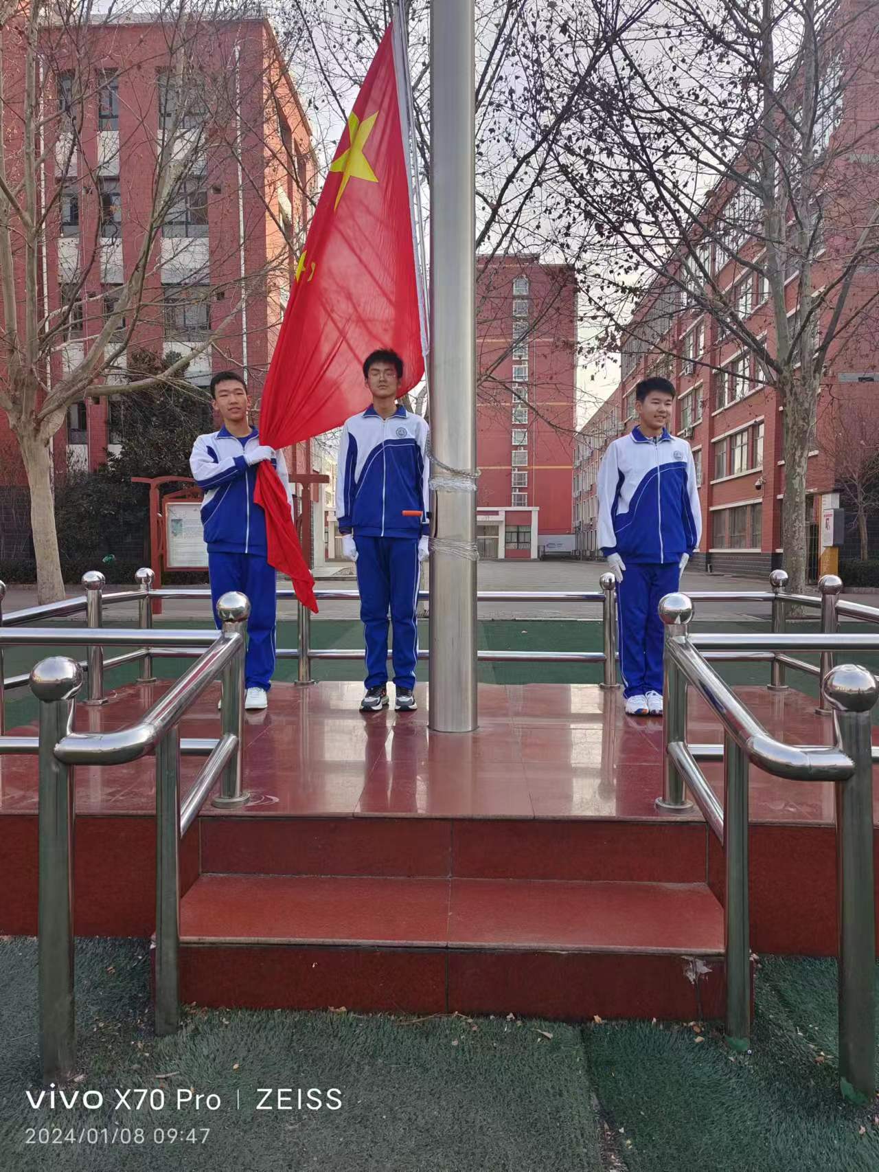 珍惜时间 把我当下——濮阳市实验中学举行"珍惜时间"主题升旗仪式