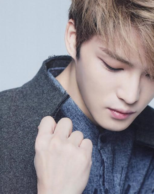 金在中时尚烫发发型,只做清新小男人,呈现出好看的模样!