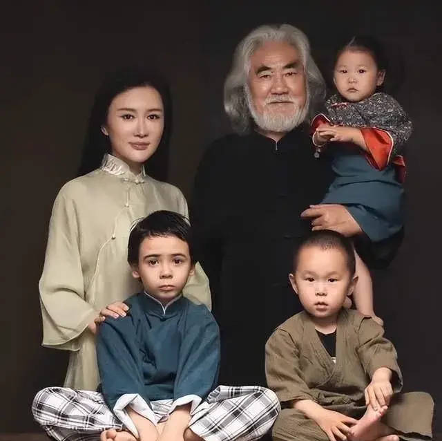 张纪中秀恩爱,抱小31岁娇妻姿势狂野,日常用灵芝海参补身子_杜星霖