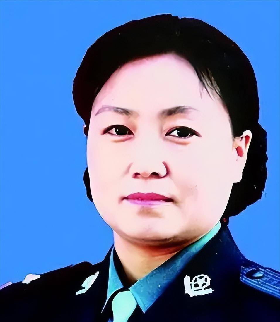同时,她成为河南省公安局首位女局长.