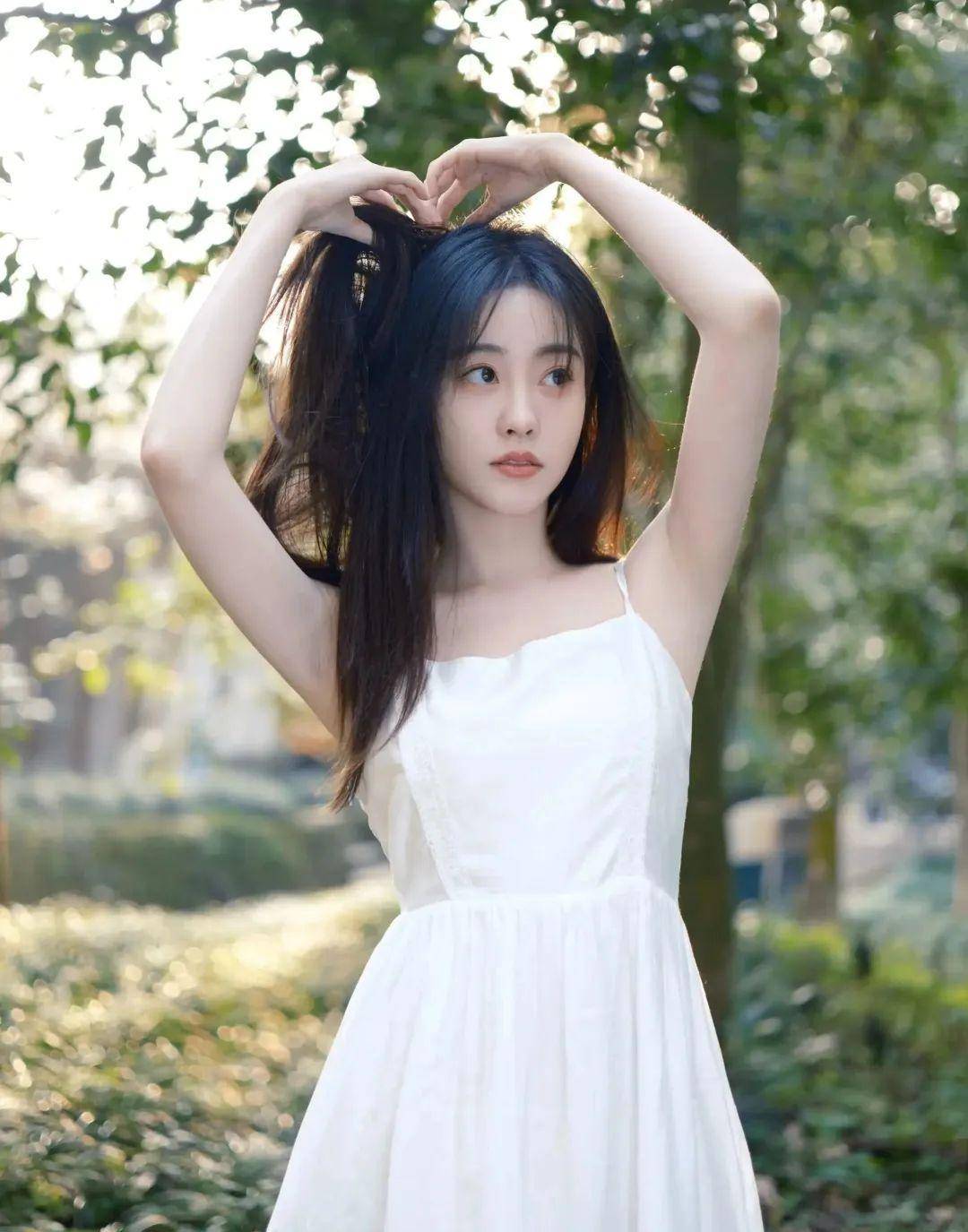 祝绪丹白色抹身材吊带裙纯欲写真,肤白胜雪温柔甜美,浪漫少女气息